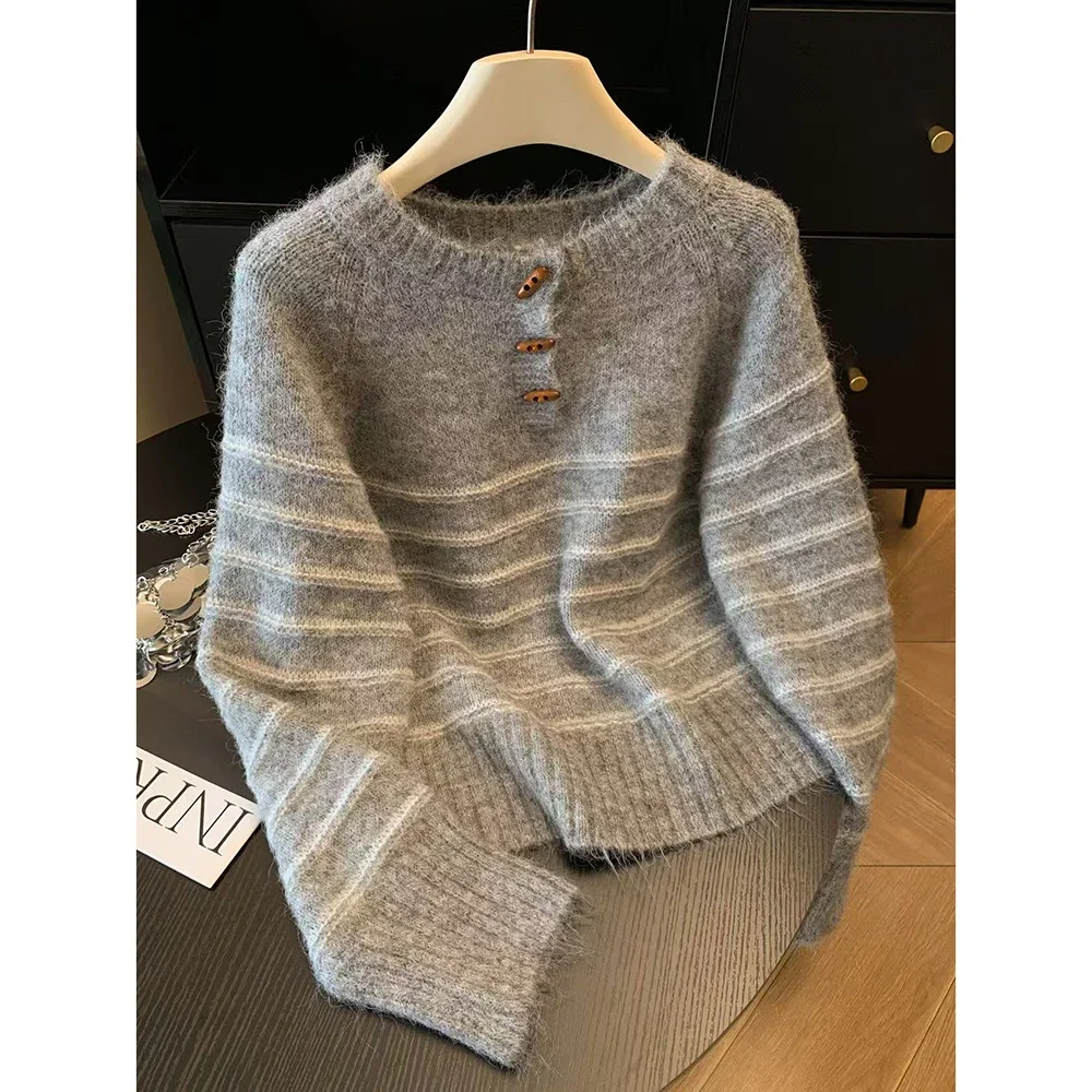 Embroidery - Damski sweter w paski z wełny