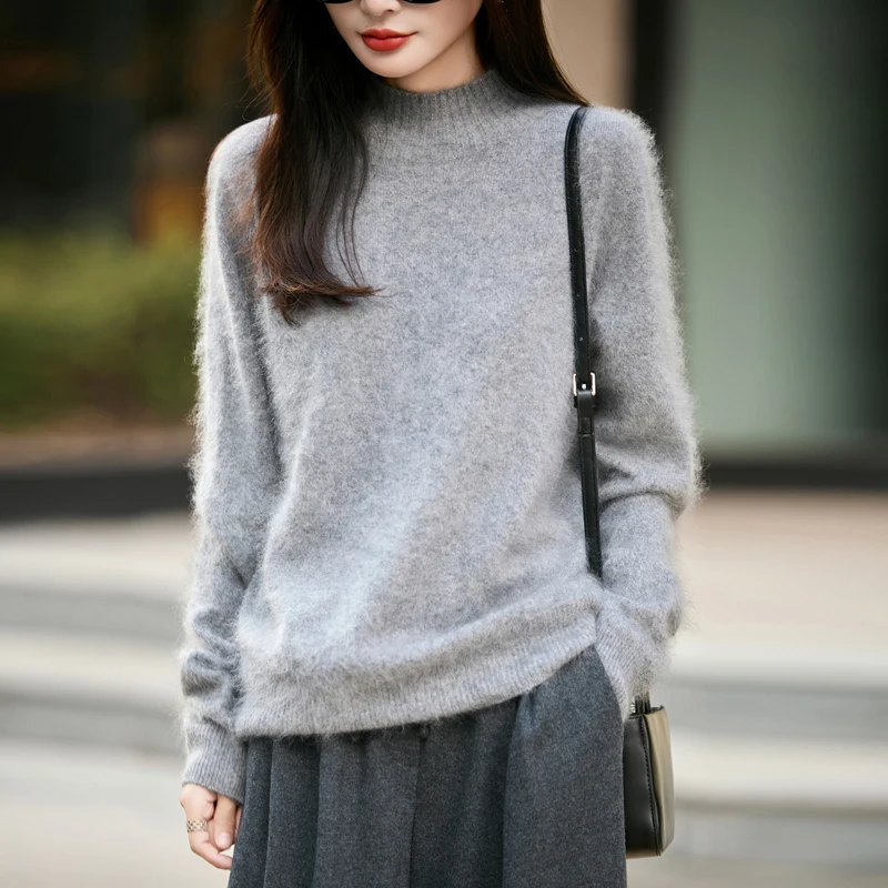 Embroidery - Damski puszysty sweter z wysokim kołnierzem,