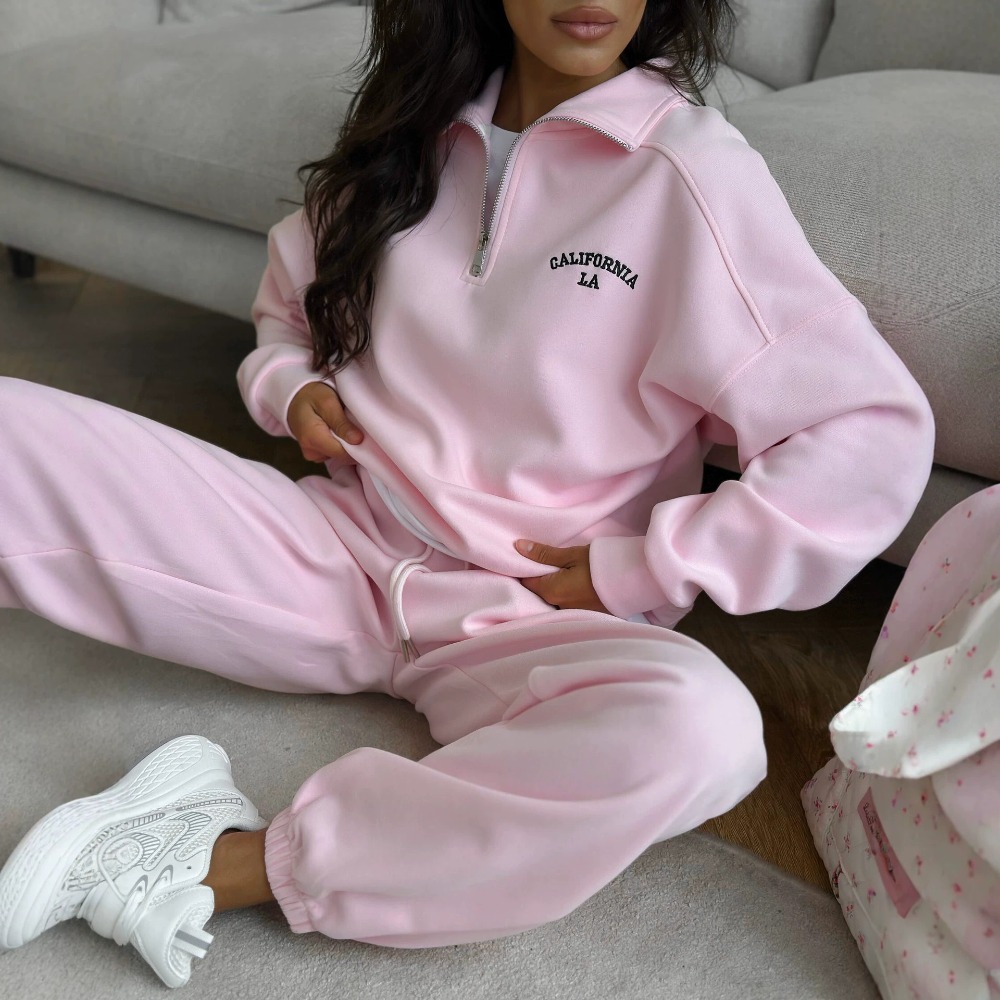 Embroidery - Sportowy komplet z haftowanym napisem: bluza